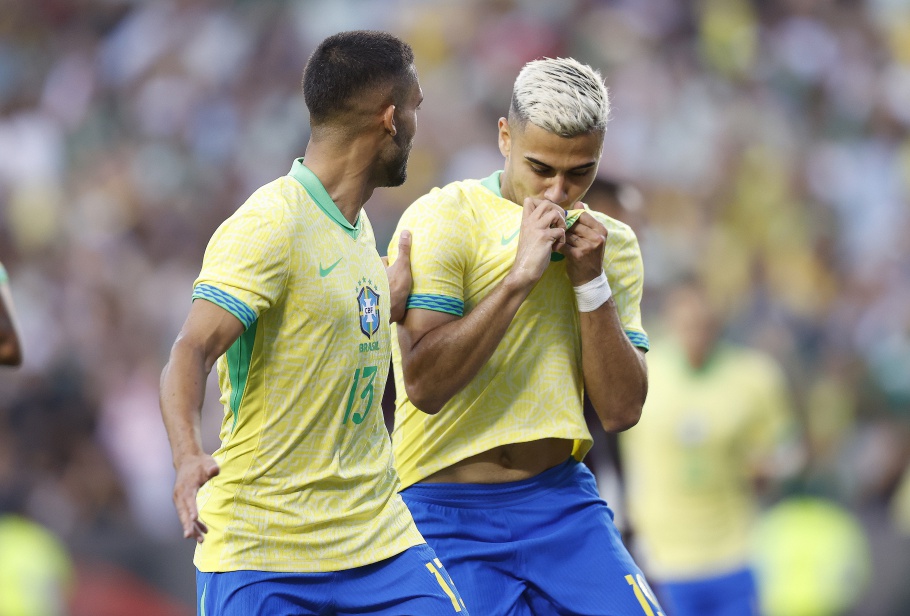 Andreas Pereira comemora o primeiro gol pela Seleção Brasileira